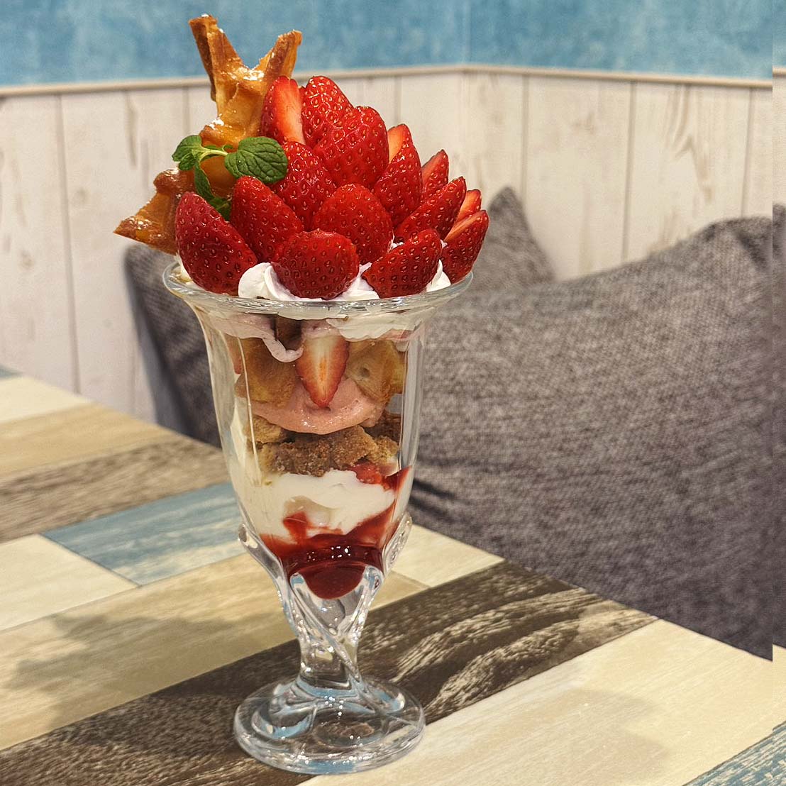 Blauw 富山県産のいちごパフェ